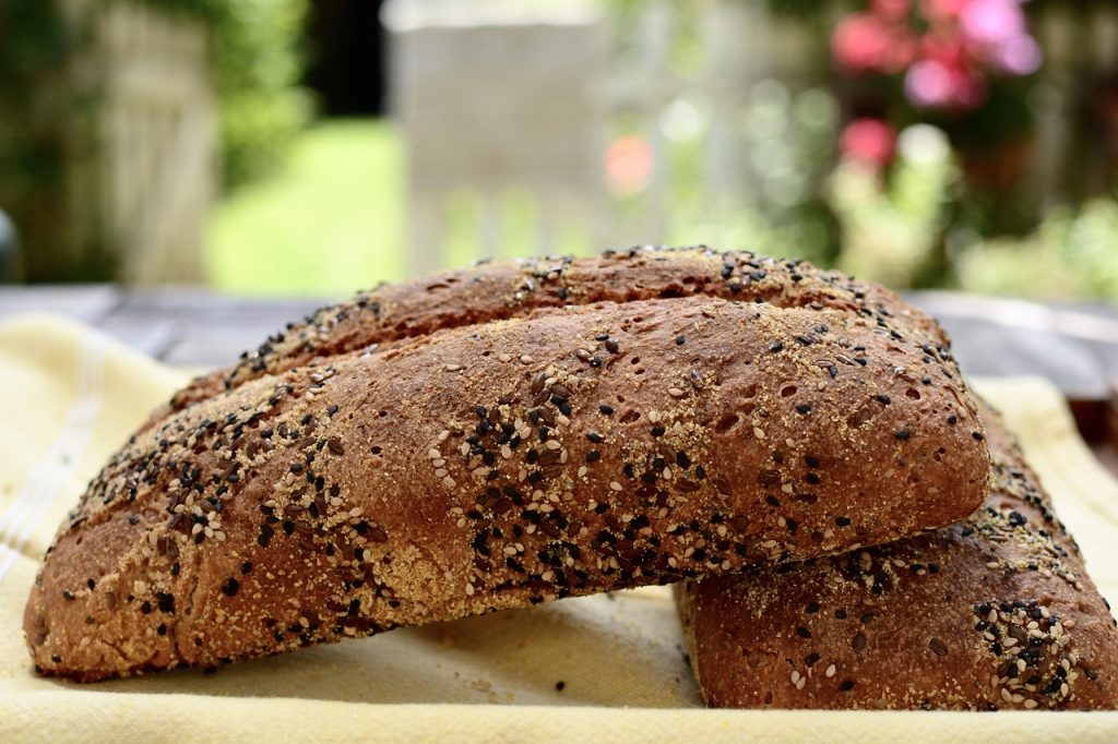 découvrez le nombre de calories du pain complet, ses bienfaits nutritionnels et comment l'intégrer dans une alimentation équilibrée.