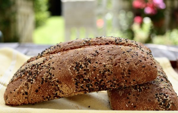 découvrez le nombre de calories du pain complet, ses bienfaits nutritionnels et comment l'intégrer dans une alimentation équilibrée.