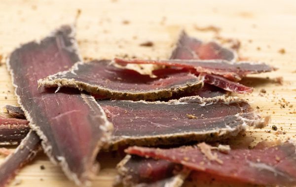 découvrez notre sélection de jerky savoureux, des en-cas protéinés parfaits pour une pause gourmande et saine.