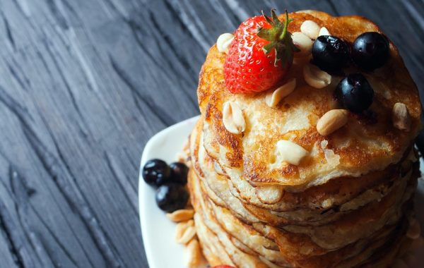 découvrez notre recette facile et délicieuse de pancakes vegan, sans ingrédients d'origine animale, parfaits pour un petit-déjeuner sain et gourmand.