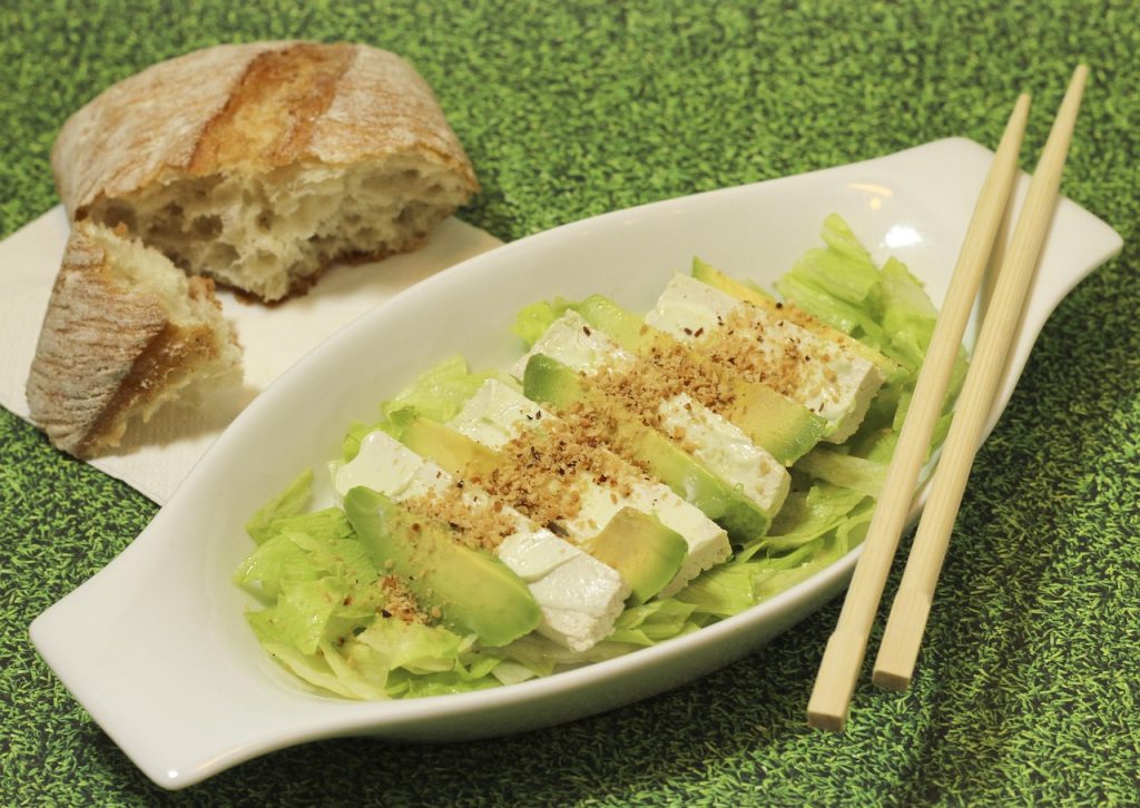 découvrez notre fraîche et saine salade avocat pamplemousse, parfaite pour une repas léger et vitaminé.