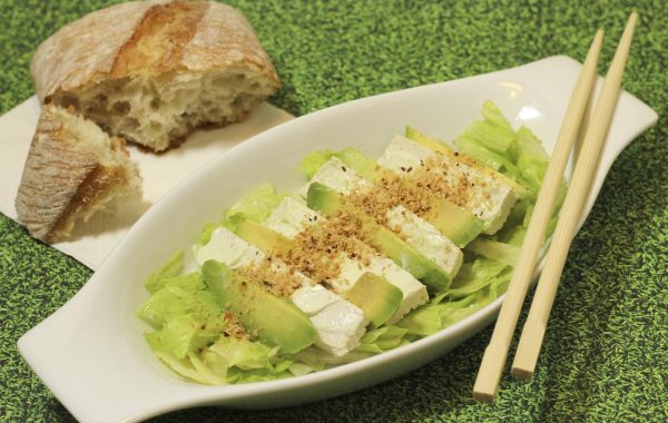 découvrez notre fraîche et saine salade avocat pamplemousse, parfaite pour une repas léger et vitaminé.