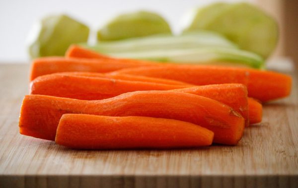 découvrez notre recette facile et savoureuse de soupe aux pommes de terre et carottes, parfaite pour un repas réconfortant et sain.