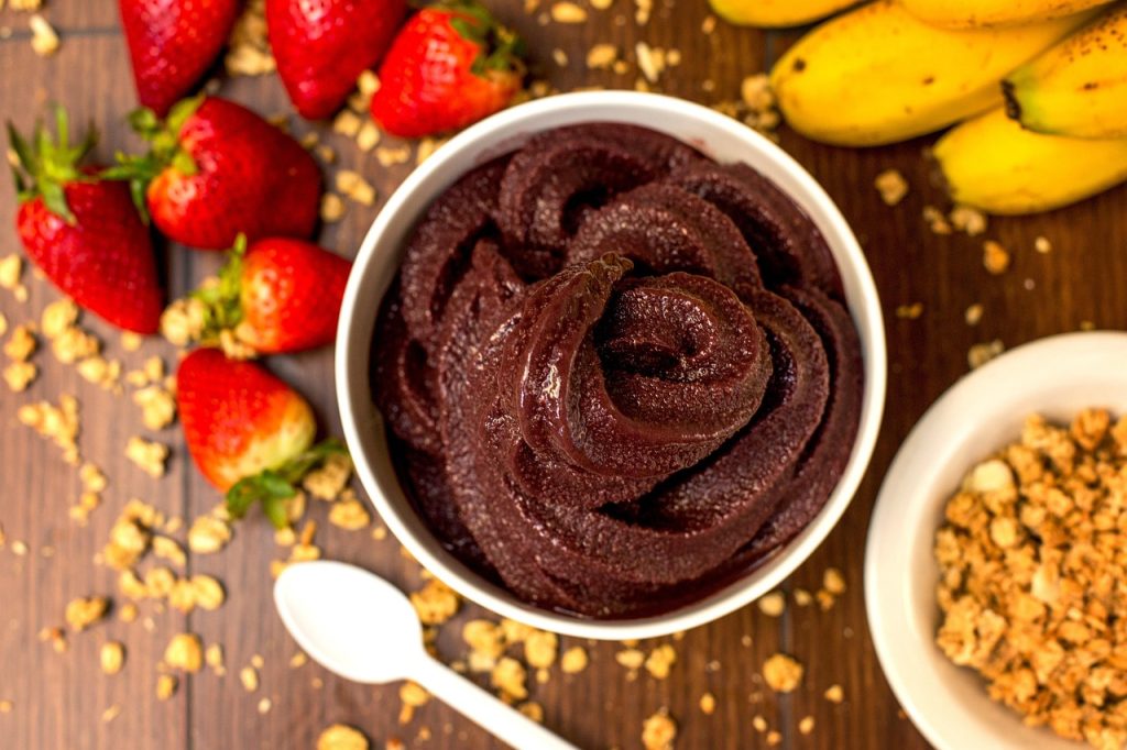 découvrez une recette d’açaï bowl facile et rafraîchissante, garnie de fruits frais et de granola pour un petit-déjeuner savoureux et énergisant.