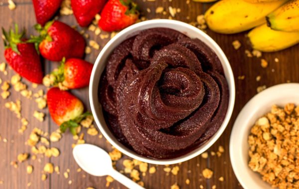 découvrez une recette d’açaï bowl facile et rafraîchissante, garnie de fruits frais et de granola pour un petit-déjeuner savoureux et énergisant.