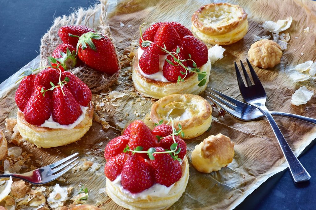 découvrez le nombre de calories contenu dans les fraises et leurs bienfaits pour une alimentation saine et équilibrée.