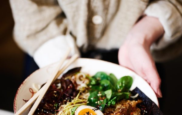 découvrez une recette de ramen végétarien savoureuse, préparée avec un bouillon parfumé, des nouilles fondantes et des légumes frais.