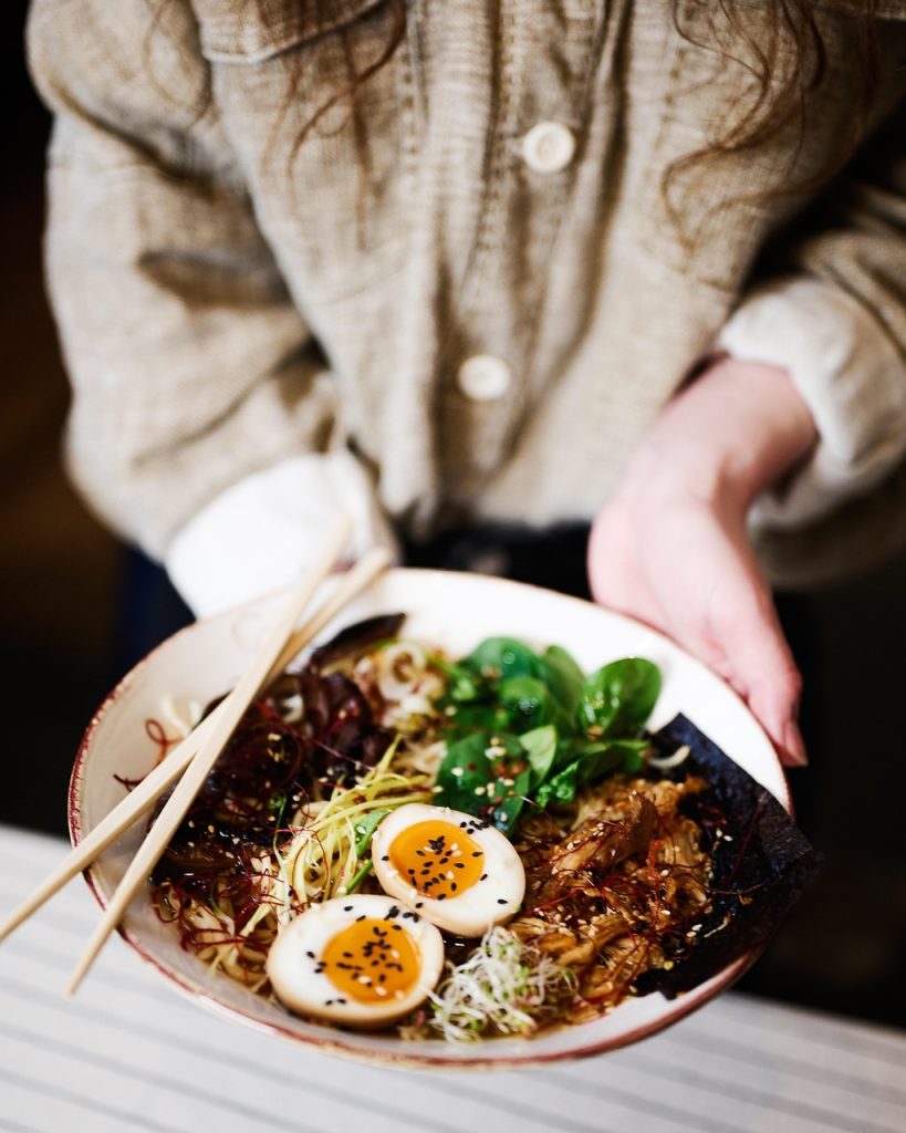 découvrez une recette de ramen végétarien savoureuse, préparée avec un bouillon parfumé, des nouilles fondantes et des légumes frais.