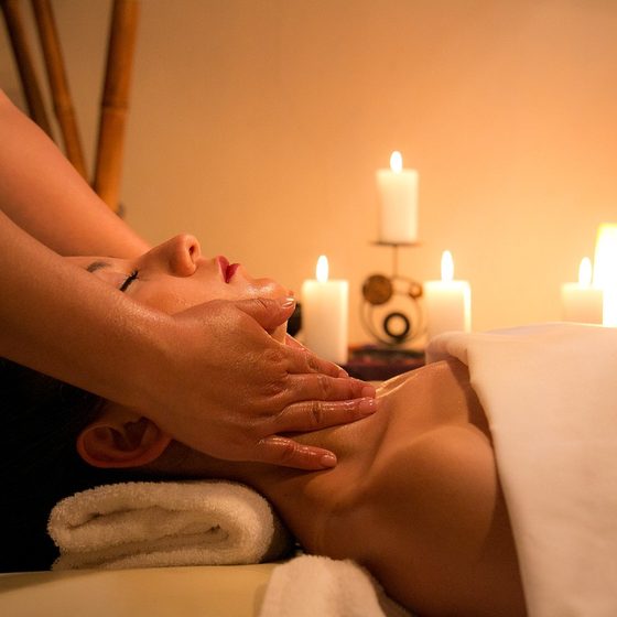 Séance de massage relaxant à la lueur de bougies, moment de bien-être et de détente