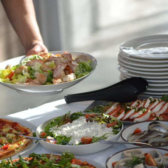 Table garnie de plats équilibrés et de salades fraîches, alimentation saine